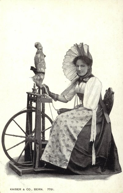 Žena sedící u kolovratu od Swiss Photographer
