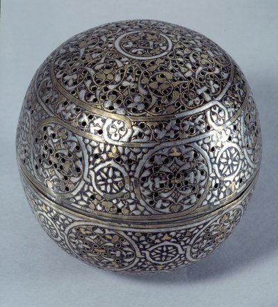 Orientální umění: Parfém Frule (hořící parfém) nebo ohřívač rukou (ohřívač rukou) ze Sýrie, konec 15., začátek 16. století. Slitina mědi tepaná s hrobovým dekorem, vpichy, vykládané zlatou, stříbrnou a černou pastou. Paříž, Musee du Louvre od Syrian School