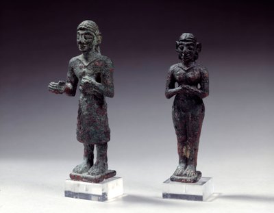 Sošky ctitelů a bohyně v bronzu, ze Sýrie 2300-2000 př.nl. Paříž, muzeum Louvre od Syrian Syrian