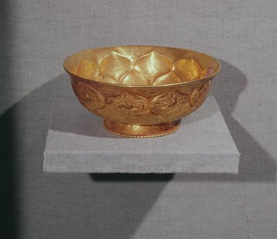 Mísa zdobená reliéfními lístky lotosu (zlato) od Tang Dynasty Chinese School