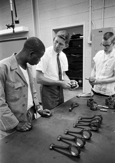 Výuka automechaniků v průmyslových školících střediscích Severní Karolíny v roce 1965... od Ted Spiegel