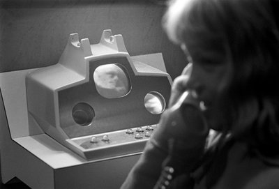 Ukázka futuristické komunikační technologie Picturephone na světové výstavě v Seattlu od Ted Spiegel