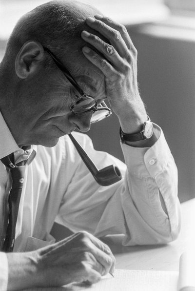 Dr. Benjamín Viel, chilský lékař, studuje dokument a kouří dýmku. od Ted Spiegel