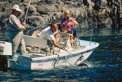 Rybář natáčí svůj úlovek a loví lososa v zátoce Bute Inlet. od Ted Spiegel