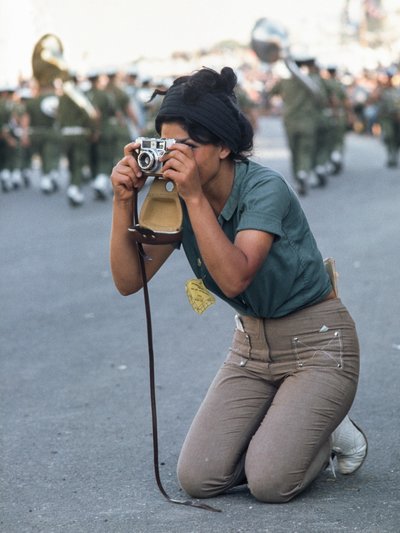 Izraelka fotografuje vojenskou přehlídku v Jeruzalémě. od Ted Spiegel