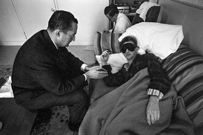 Pacient s duševním onemocněním podstupuje psychofarmakologickou léčbu a experimentování od Ted Spiegel
