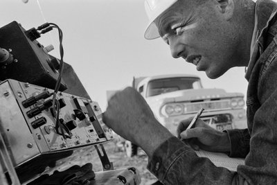 Mineralog studuje data z dolu Morenci pro společnost Phelps Dodge Smelter Douglas Arizona od Ted Spiegel