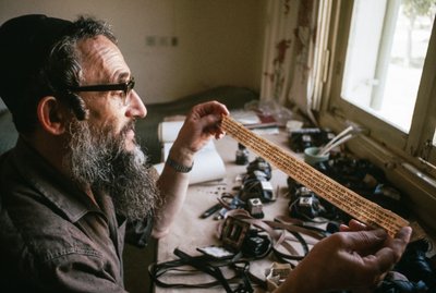 Písař alias sofer kontroluje obsah tefilinu od Ted Spiegel