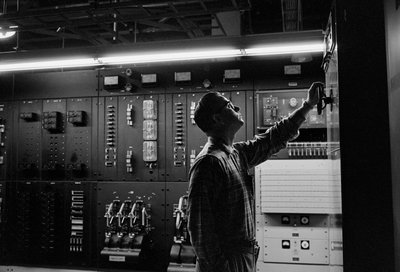 Údržba telefonních zařízení ve společnosti PacTel aka Pacific Telephone v Bellinghamu, ... od Ted Spiegel