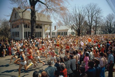 Zde začíná 77. ročník bostonského maratonu. od Ted Spiegel