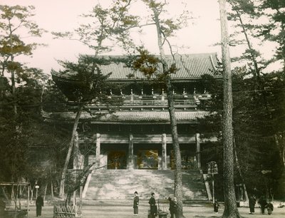 Brána buddhistického chrámu Čion-in, čtvrť Higašijama, Kjóto, asi 1900-1915 (fotografie) od Teijiro Takagi