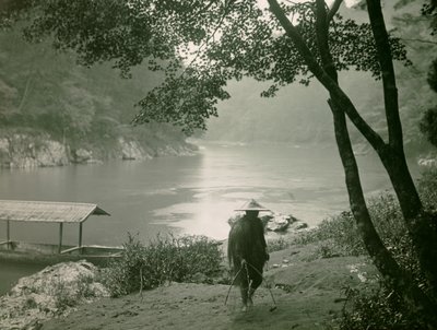 Rybář u řeky Hozu, čtvrť Arašijama, Kjóto, asi 1900-1915 (fotografie) od Teijiro Takagi