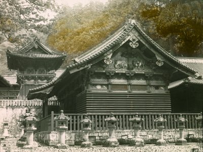 Část chrámu Tosho-Gu zvaného Sanjinko v Nikko, asi 1900-1915 (fotografie) od Teijiro Takagi