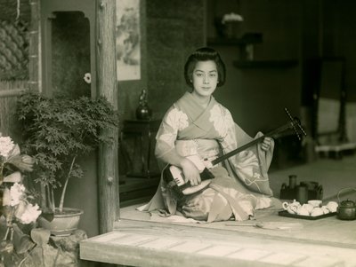 Portrét Japonky hrající na šamisen kolem roku 1900 - 1915 (fotografie) od Teijiro Takagi
