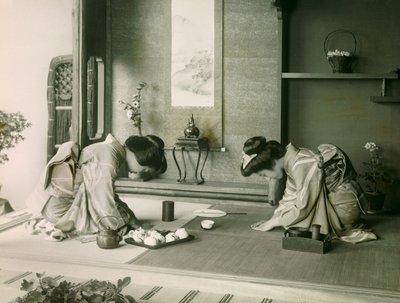 Dvě Japonky v tradičním kroji se zdraví před čajovým obřadem, asi 1900-1915 (fotografie) od Teijiro Takagi