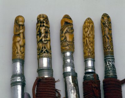 Ozdobné rukojeti nožů a mečů, severní Thajsko (stříbro a slonovina) od Thai