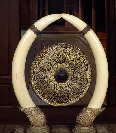 Gong zavěšený na sloních kloubech (kov a slonovina) od Thai School