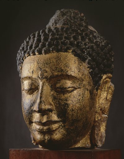 Obří hlava Buddhy se zavřenýma očima, styl Srivijaya od Thai School