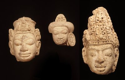 Hlavy, z Chedi Chula Pathom, období Davaravati (štukatura) od Thai School