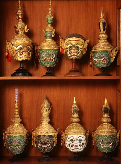 Masky pro divadlo Khon (keramické a kovové) od Thai School