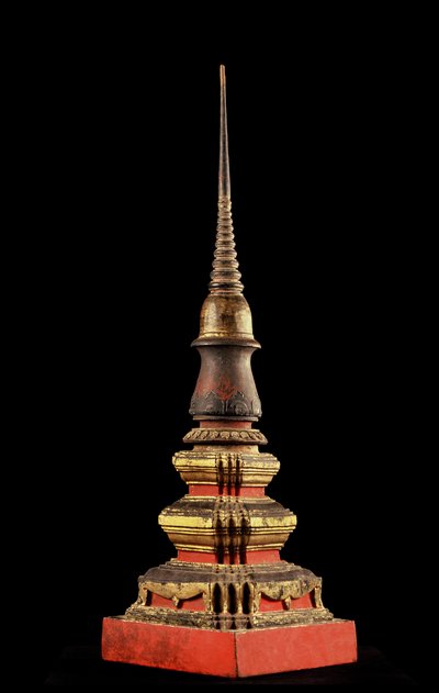 Model chedi nebo relikviářové věže (dřevo) od Thai School
