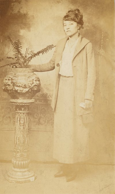 Fotografická pohlednice ženy, 1918-1930. od The Rex Photo Studio