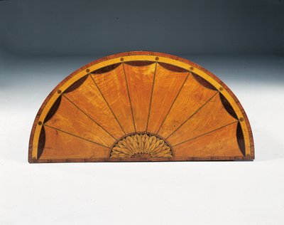 Intarzie demi-lune komoda George III, kolem 1760-79 (satén, amarant a tulipán) od Thomas (attr.to) Chippendale