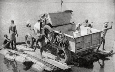 Překročení řeky Chambesi na rozbitém pontonu, Severní Rhodesie, 1925 1927 od Thomas A. Glover