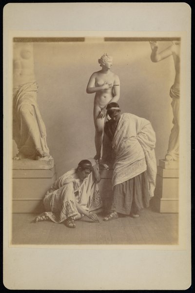 [Dva studenti v řeckém kostýmu před sádrovým odlitkem Afrodity v sádrovně Pensylvánské akademie] od Thomas Eakins
