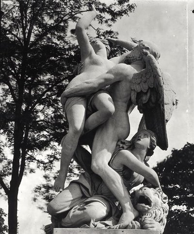 Saturn Abducting Cybele, alegorie Země, kolem 1675-80, vyfotografováno v Jardin des Tuileries v Paříži Adolphem Giraudonem (1849-1929) (mramor) (č/b foto) od Thomas Regnaudin