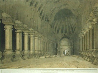 Interiér vykopaného hinduistického chrámu na ostrově Salsette, deska 63 z „Oriental Scenery: Twenty Four Views in Hindoostan“, vydané v roce 1800 (barevné litho) od Thomas und William Daniell