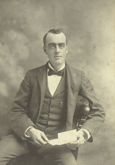 Portrét sedícího muže bez názvu, 18801899. od Thompson Studio