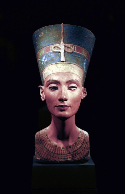 Busta Nefertiti (C1370- C1330 př.nl) Velká královská manželka (hlavní konsort) k egyptskému faraonovi Akhenatenovi. Nefertiti a její manžel byli známí náboženskou revolucí. Začali uctívat jediného boha, Atona, sluneční kotouč. od Thutmose Thutmose