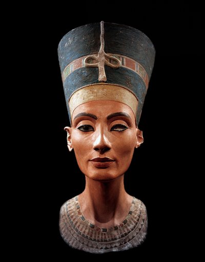 Busta Nefertiti (c1370-c1330 př.nl) Velká královská manželka (hlavní choť) egyptského faraona Achnatona. Nefertiti a její manžel byli známí náboženskou revolucí. Uctívali jediného boha, Atona, sluneční kotouč. od Thutmose Thutmose