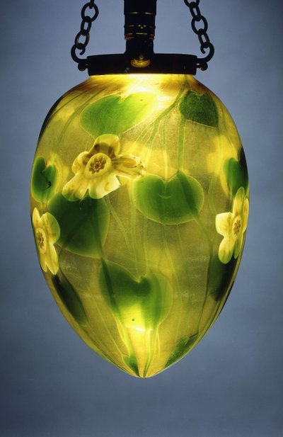 Závěsná lucerna, zdobená zelenými listy a vinnou révou a žlutými duhovými květy, od Tiffany Studios