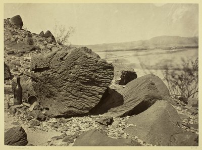 Skála vytesaná unášeným pískem, pod skálou Fortification Rock, Arizona od Timothy O