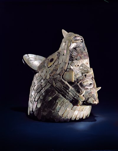 Hlava zvířete s lidskou hlavou v otevřených čelistech, nalezeno v Tula, Hidalgo, Mexiko, raná poklasická doba (900-1250) (keramika s perleťovou mozaikou) od Toltec