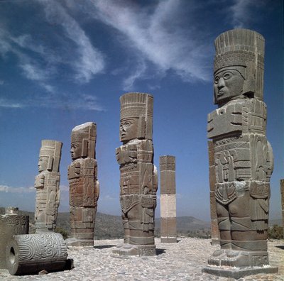 Atlantské sloupy na pyramidě B v podobě toltéckých válečníků od Toltec Toltec
