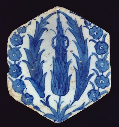 Šestihranná dlaždice Isnik s cypřiši a švestkou, 1560-70 (keramika s barevnou podglazurou) od Turkish School