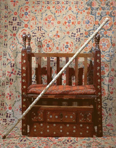 Hůl a trůn Kapidgi Bachi (dřevo, textil a perleť) od Turkish School
