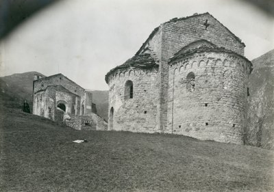 Apsida v opatství San Pietro al Monte, Civate, Lombardie, Itálie, fotografie Ugo Monneret de Villard, kolem roku 1910 od Ugo Monneret de Villard