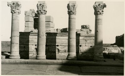 Kolonáda římského nymfea, Dendera, Egypt, fotografie Ugo Monneret de Villard od Ugo Monneret de Villard