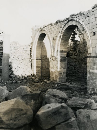 Sloup a oblouky, interiér křesťanské baziliky zasvěcené Panně Marii, Qasr Ibrim, Egypt, fotografie Ugo Monneret de Villard od Ugo Monneret de Villard
