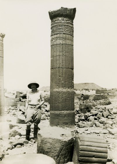 Sloup s dekorativními reliéfy, ruiny chrámu ve Velké ohradě, Musawwarat es Sufra, Súdán, fotografie Ugo Monneret de Villard od Ugo Monneret de Villard