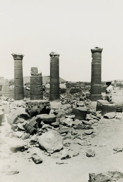 Sloupy a ruiny chrámu ve Velké ohradě, Musawwarat es Sufra, Súdán, fotografie Ugo Monneret de Villard od Ugo Monneret de Villard