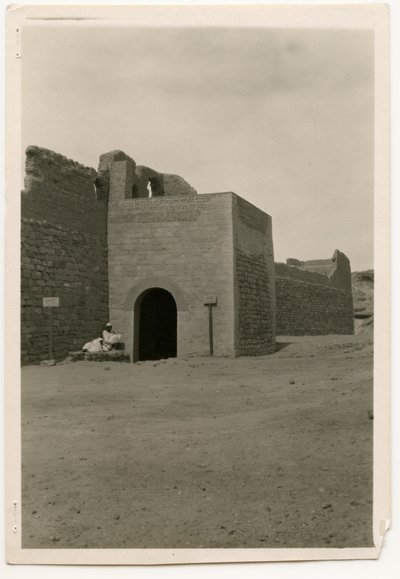 Východní brána a věž kláštera svatého Simeona, Asuán, Egypt, fotografie Ugo Monneret de Villard od Ugo Monneret de Villard