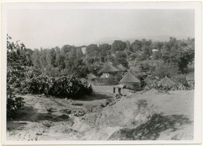 Etiopská vesnice s kruhovými doškovými domy, Axum, Etiopie, fotografie Ugo Monneret de Villard od Ugo Monneret de Villard