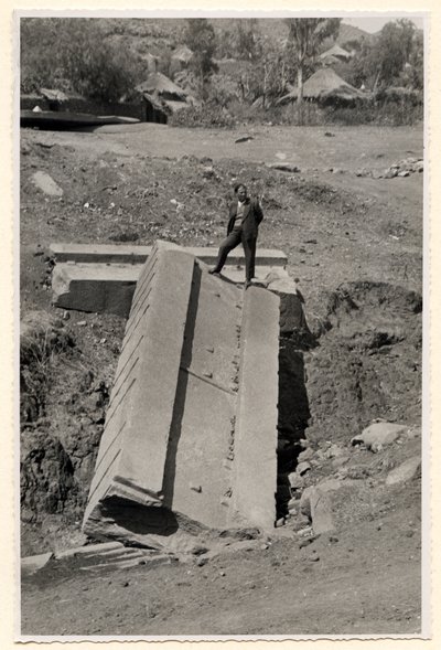 Fragment stély, Axum, Etiopie, fotografie Ugo Monneret de Villard od Ugo Monneret de Villard