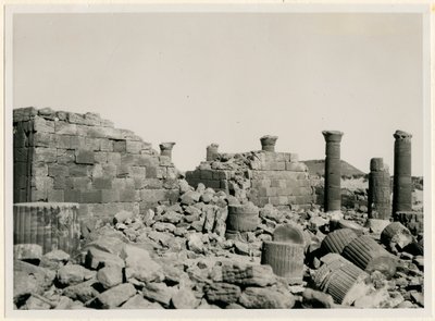 Velká ohrada, pohled na zdi a sloupy Velkého chrámu, Musawwarat es Sufra, Súdán, fotografie Ugo Monneret de Villard od Ugo Monneret de Villard