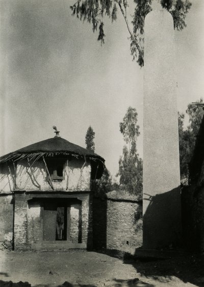 Dům vedle stély, Axum, Etiopie, fotografie Ugo Monneret de Villard od Ugo Monneret de Villard